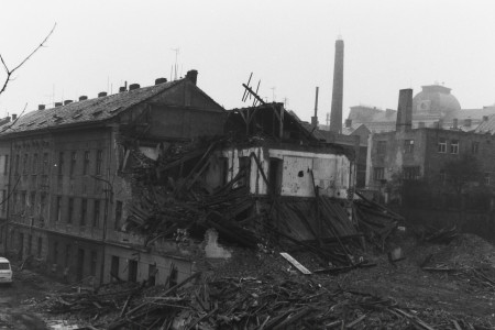 147) Bourání Sirkové ulice pod OD PRIOR. Foto Z. Šůcha, 12. 2. 1987